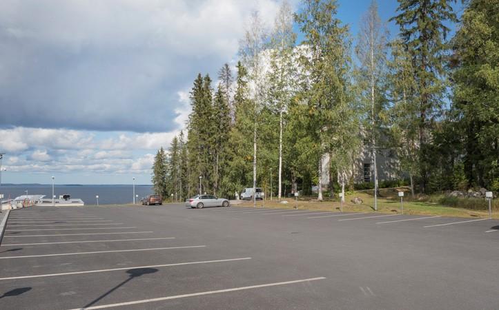 UKK-instituutin toinen pysäköintialue Näsijärvimaisemassa