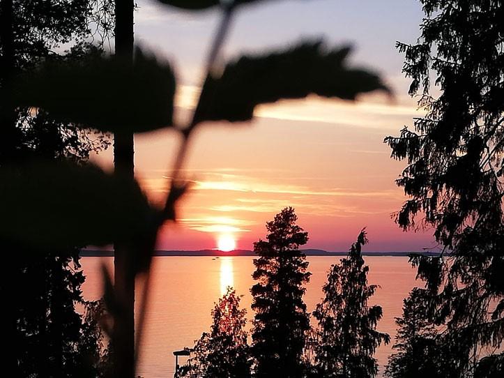 Auringonlasku UKK-instituutin terassilta katsottuna Näsijärvelle