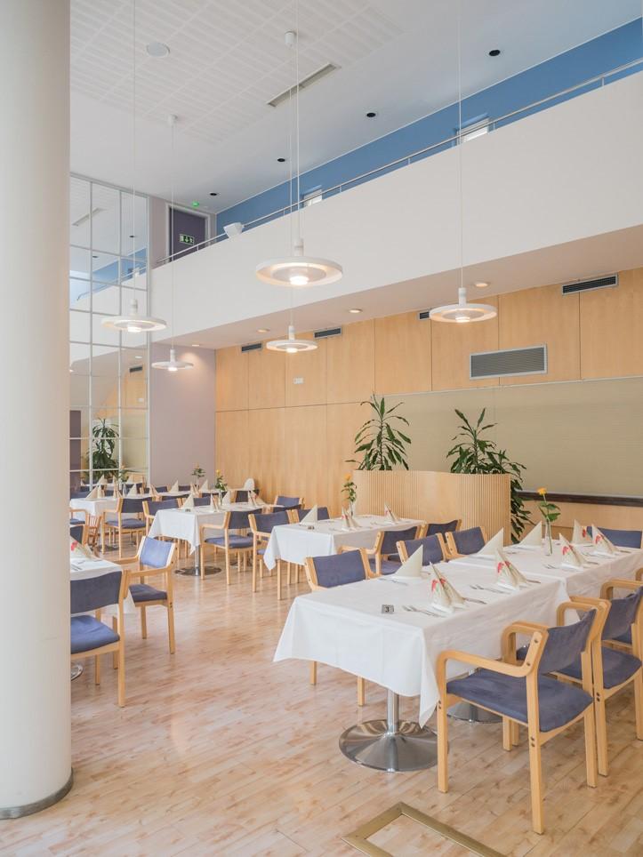 ravintolasali kahviotiskin suuntaan kuvattuna Sylvin Sali UKK-instituutti
