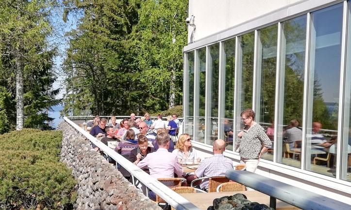lounastajia UKK-instituutin terassilla
