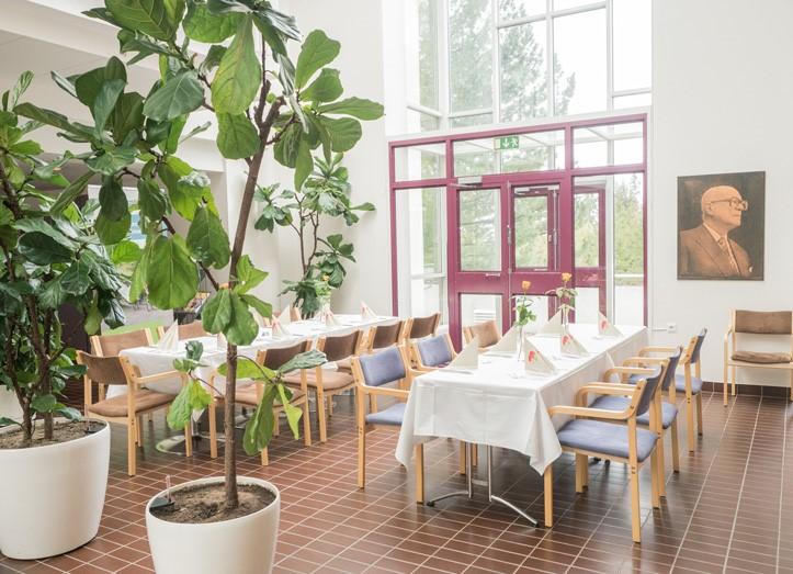 Katettuja pöytiä UKK-instituutin aulatilassa