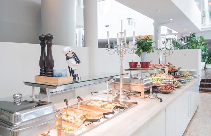 Lounasbuffet katettuna Sylvin Salissa