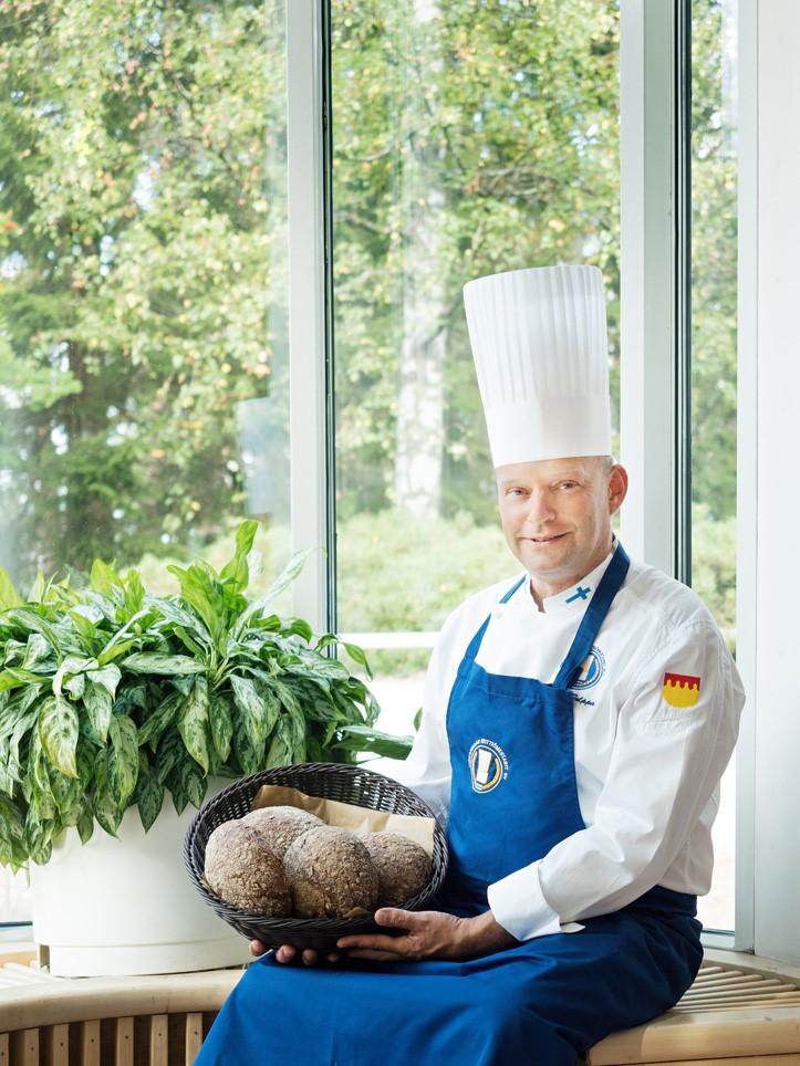 Keiittiömestari Pekka Tolppa UKK-instituutin salissa leipäkori sylissä