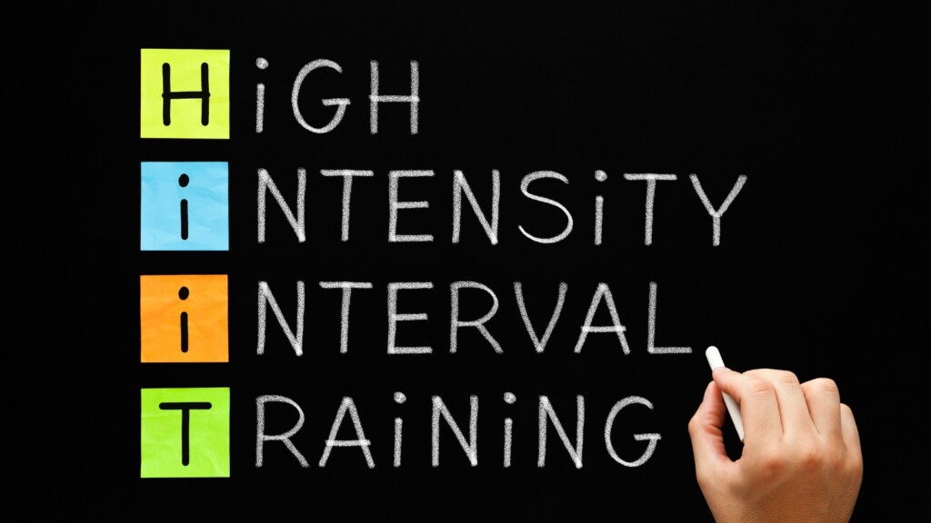 HIIT eli high-intensity interval training -teksti liitutaululla.